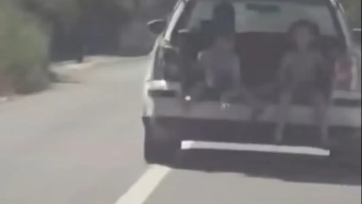 Vozio dvoje dece u gepeku pa debelo platio: Snimak osvanuo na mrežama, policija odmah reagovala!
