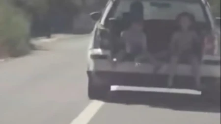 Vozio dvoje dece u gepeku pa debelo platio: Snimak osvanuo na mrežama, policija odmah reagovala!
