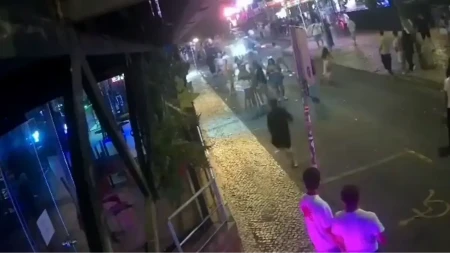 Uznemirujuće! Pijan uleteo autom među pešake, povređeno 12 ljudi! Bežao od policajaca, oni pucali u vazduh (VIDEO)