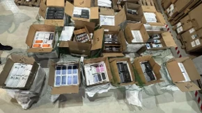 Pokušao da prošvercuje telefone vredne 2,6 miliona evra! Carinicima prijavio robu od svega 20.375 dolara (FOTO)