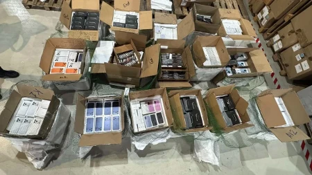 Pokušao da prošvercuje telefone vredne 2,6 miliona evra! Carinicima prijavio robu od svega 20.375 dolara (FOTO)