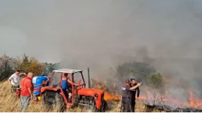 Pakao kod Bojnika! Plamen stigao nadomak kuća i groblja, meštani krenuli u odbranu sela (VIDEO)