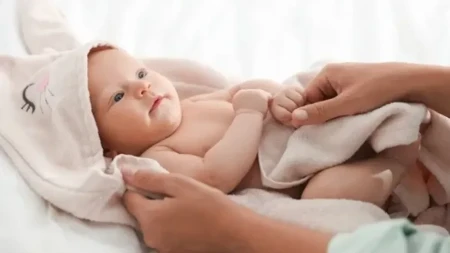 Nema šta da razmišljate, žedna je: Kako da provalite da je beba dehidrirala?