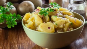 Ista kao i u najboljim kafanama u Srbiji, ali po receptu Marte Stjuart: Ovaj trik popravlja ukus krompir salate