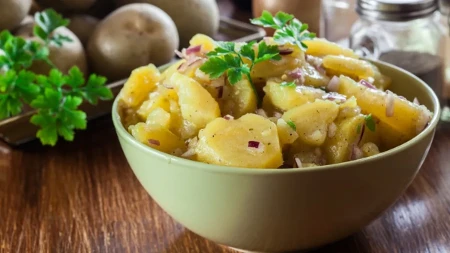 Ista kao i u najboljim kafanama u Srbiji, ali po receptu Marte Stjuart: Ovaj trik popravlja ukus krompir salate