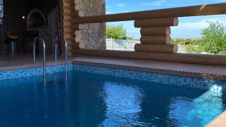 Šta ovo pliva u bazenu? Gost apartmana se šokirao prizorom, pa dobio odgovor na mrežama - jeziv je