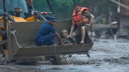 Apokalipsa pred kamerama: Vodeni džin guta zgrade i mostove, 100 mrtvih, stotine ljudi živi zakopani (VIDEO)
