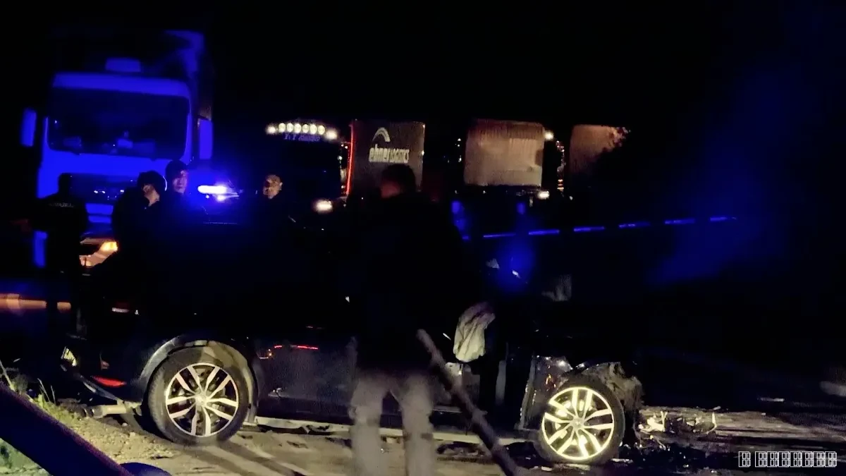 Srbin (29) pijan prešao u suprotnu traku i zakucao se u kamion! Ostao zarobljen u smrskanom automobilu