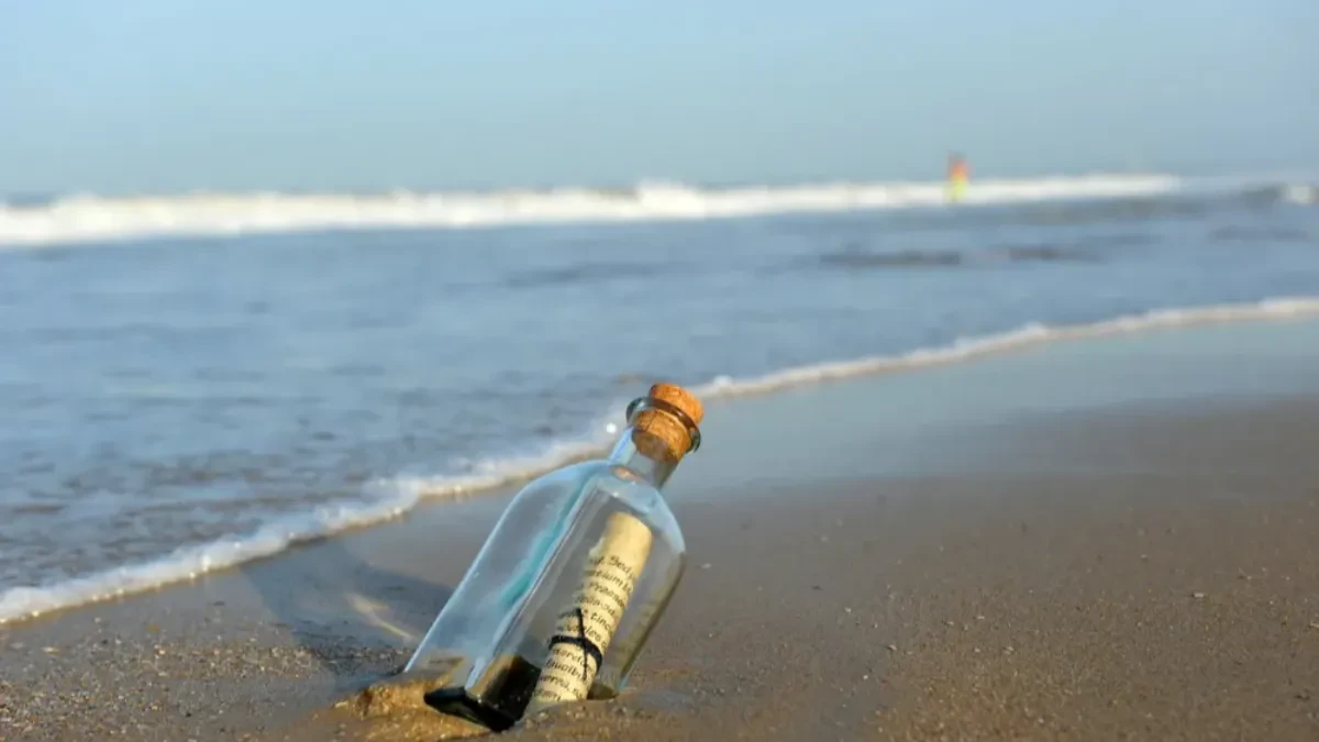 Pronašao je flašu na plaži i šokirao se onim što je bilo unutra: Pored pisma u njoj se nalazilo još nešto