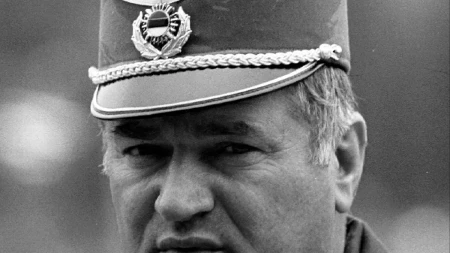 „Upokojio se sa krstom u ruci“: Potresne reči sveštenika koji je bio uz Mladića u poslednjim trenucima