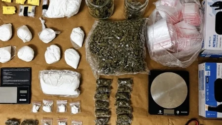 Dileri pali sa više od tri kilograma droge i „beretom“ spremnom za upotrebu! Štek-stan bio pun narkotika, uhapšen i maloletnik