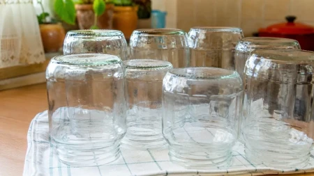 Sterilišite tegle za 30 sekundi! Nema vrele vode, kuvanja i opekotina, oduševiće vas ovaj trik!