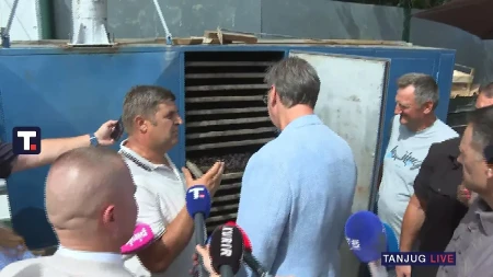 "Živim bolje, i moja deca i moji unici"" Predsednik u Osečini sa narodom, brat pilota heroja Pavlovića pričao Vučiću