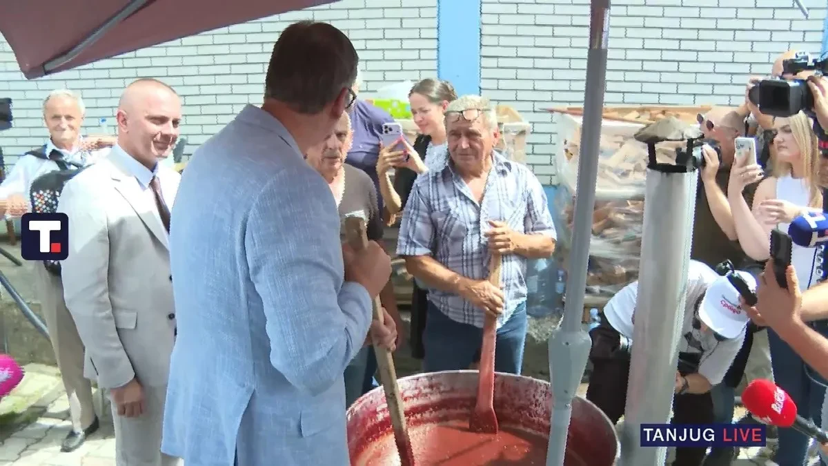 "Živim bolje, i moja deca i moji unici"" Predsednik u Osečini sa narodom, brat pilota heroja Pavlovića pričao Vučiću