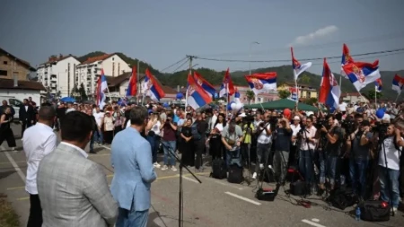 Vučić u Ljuboviji sa narodom: Predsednika dočekali građani sa zastavama i transparentima "Srbija pobeđuje" (FOTO/VIDEO)