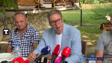 „Kako baš budala i ludak da ima najveći rast?“ Vučić ironično odgovorio kritičarima