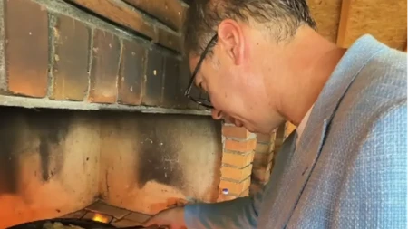 Vučić objavio snimak kako peče ribu: Pogledajte hit video predsednika iz sela Voljevci (VIDEO)