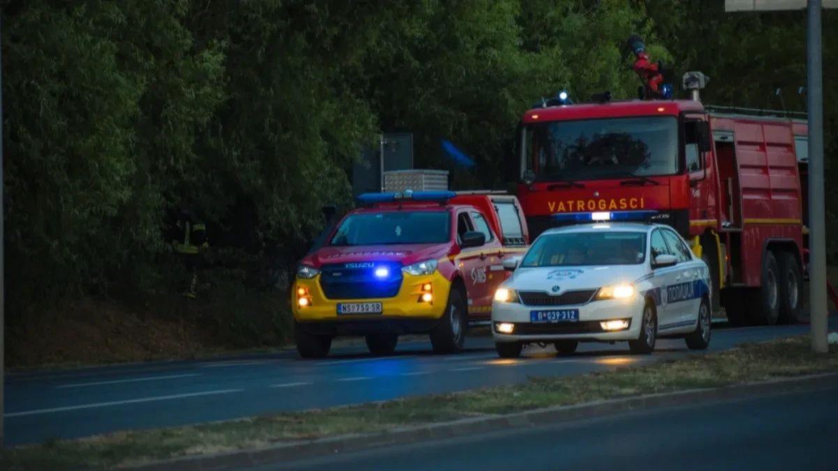 Prva slika sa mesta nesreće kod Rume: Vozilo završilo u kanalu i izgorelo, ima poginulih (FOTO)