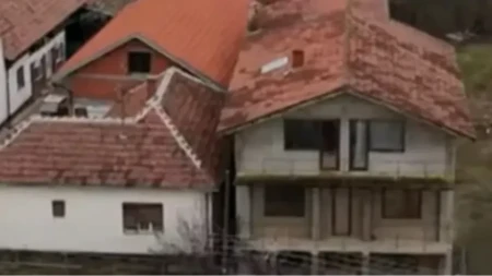 Zapuštena i bez fasade: Mitrović mu dao 100.000 evra, a evo u kakvoj kući živi njegov otac! (FOTO)