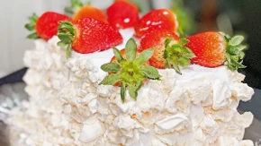 Keks kocke sa jagodama mame na porciju više: Odlično idu posle jakog ručka
