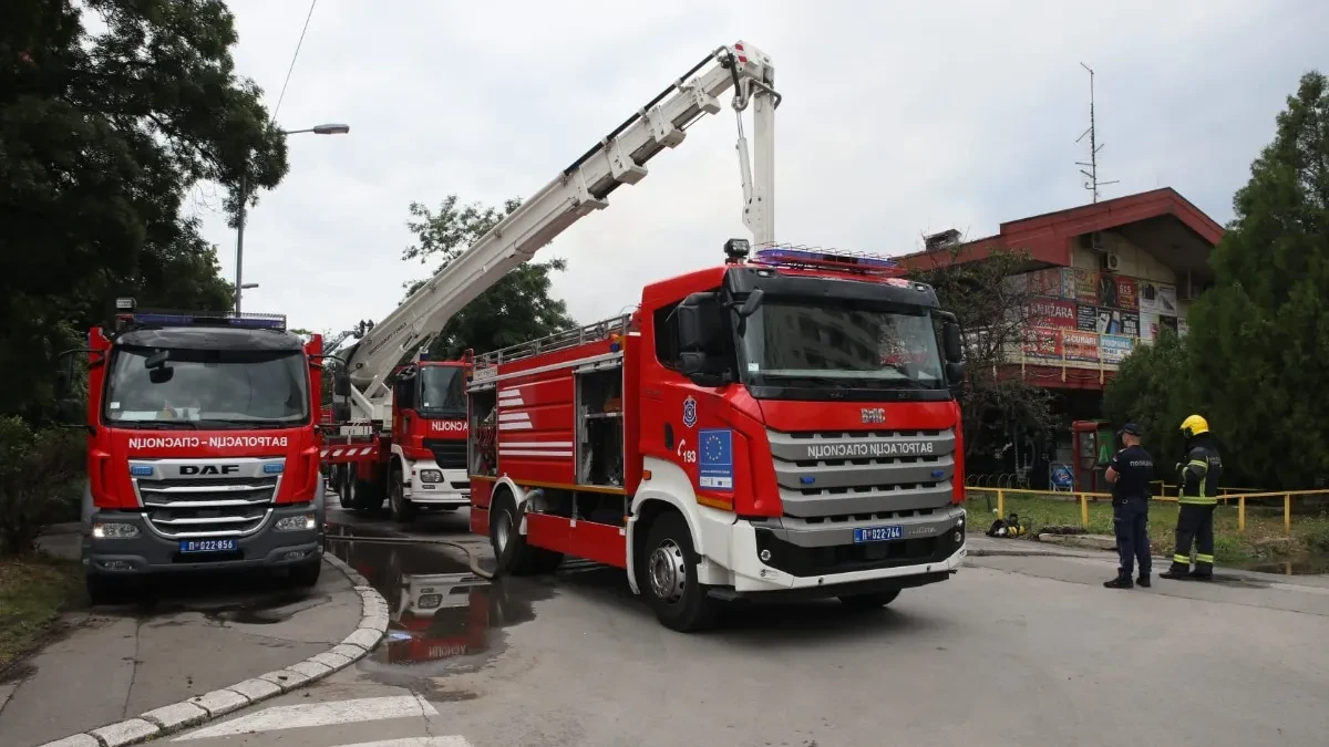 Veliki požar na deponiji kod Leskovca: Dim se širi ka selima, 18 vatrogasaca gasi vatru