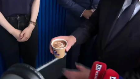 Vučić dobio kafu sa svojim likom: "To ću Siniši da dam da popije"