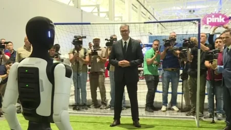 Vučić odbranio penal robotskom fudbaleru! Predsednik oduševio u fabrici u Šapcu!