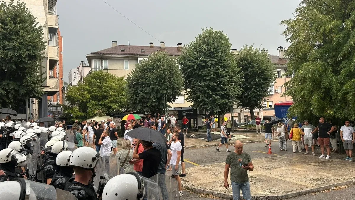 Blokaderi ponovo prave haos! Pogođen snimatelj RTS-a u Užicu, incidenti se nastavili i po kafićima (VIDEO)