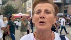 „Jedva sam čekala da vidim Vučića!“ Ova baka ga prati širom Srbije, a sada ga dočekala u Užicu (VIDEO)