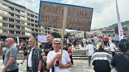 „Da nam bude doživotni predsednik!“ Građanin jedva čeka Vučića, pogledajte šta je poneo sa sobom (VIDEO)