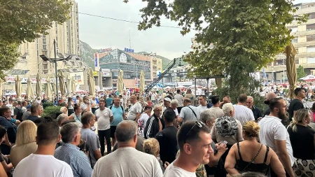Užice čeka predsednika: Građani satima ranije ispunili ulice pred dolazak Vučića (VIDEO)