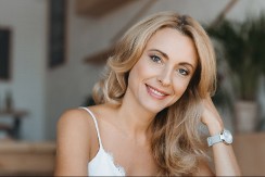 Ublažava bore i čini lice blistavim: Jeftin trik za mladolik izgled koji žene obožavaju!