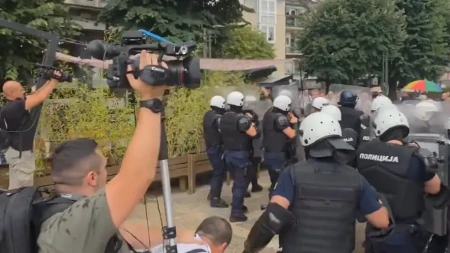 Blokadersko bezumlje: Grupa od dvestotinak blokadera napala kamenicama policiju i građane u Užicu