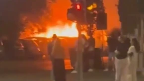 Stravičan požar u Novom Sadu: Izgorelo nekoliko automobila (VIDEO)