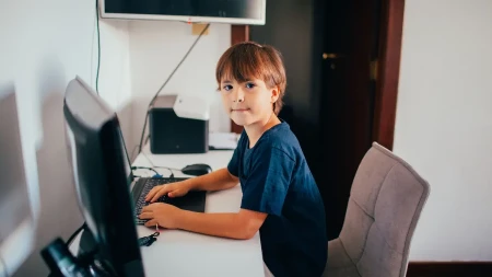 Digitalna empatija kod dece: zašto je važno da nauče kako da budu dobri ljudi i na internetu?