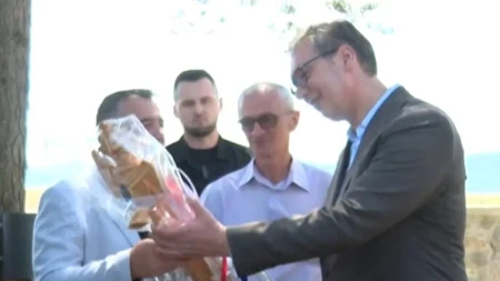 Veličanstven poklon za predsednika Srbije!