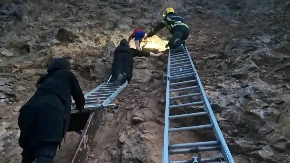 Dečak ostao zarobljen na litici, monasi krenuli da ga spasavaju, hitno reagovali vatrogasci