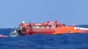Prevrnuo se trajekt kod Kipra! Velika akcija spasavanja u toku, 270 ljudi se bori za život! (VIDEO)