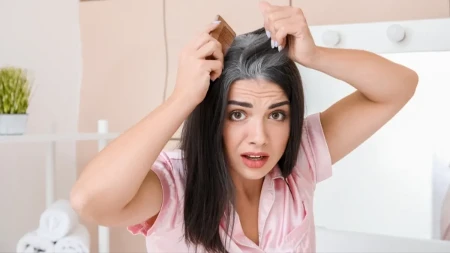 Sedu kosu prekrijem bez farbe: Ova mešavina mi vrati prirodnu boju i jača koren