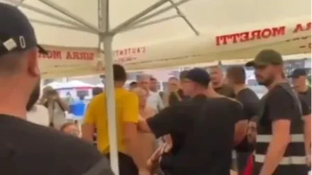 Osvanuo usporen snimak! Blokaderi pokušali novi spin sa siledžijom sa čekićem, zbog ovog kadra im sve pada u vodu
