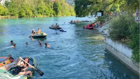 Radnici u pauzi za ručak skaču u reku - i opet trk na posao, milina