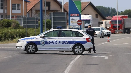 Automobil izgoreo na Auto-putu: Blokiran saobraćaj kod Inđije 