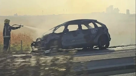 Automobil izgoreo na auto-putu: Blokiran saobraćaj kod Inđije 