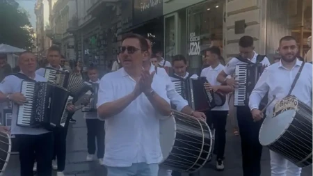 TAPANI, HARMONIKE I NARODNO VESELjE KAO UVERTIRA ZA "TAŠ": Dragan Kojić Keba napravio spektakl u Knez Mihailovoj (FOTO)
