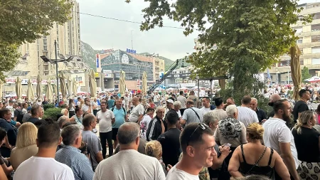 Policija traga za napadačima sa skupa SNS u Užicu: Kamenom pogodio kamermana RTS-a, stolicom i flašom napadali policajce
