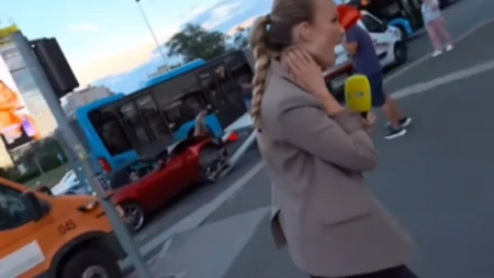 Voditeljku ubola osa u vrat u program uživo! Ona vrisnula od bola (VIDEO)