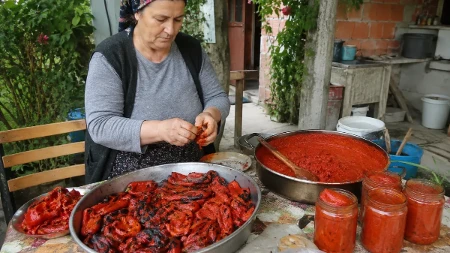 Makedonci posle pečenja paprike odmah urade ovo: Kožica spada sama, a ajvar bude mnogo ukusniji