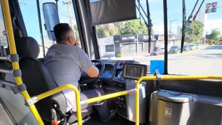 Šok u autobusu u regionu: Putnici primetili da vozač sve vreme gleda nešto na telefonu, a onda su zavladali muk i panika