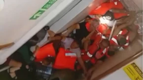 Uznemirujući snimci katastrofe kod Kipra! Ljudi vrište zarobljeni u kabini trajekta (VIDEO)