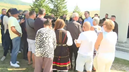 Vučić: Ne zaboravite da niko pred ovim srušenim kućama i majkama u crnini nije pognuo glavu (VIDEO)